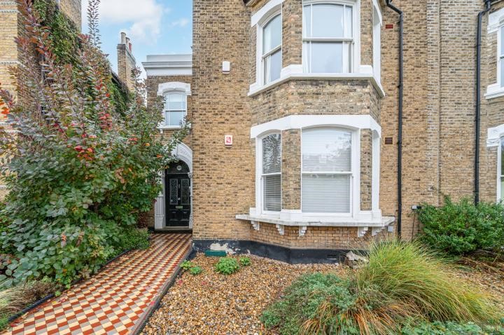 Lovely Studio Flat for Auction