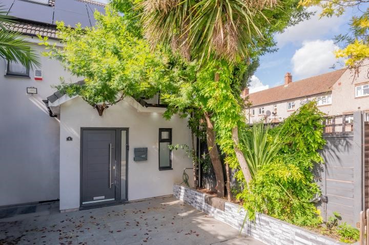 1 Cherry Garth, Brentford, TW8