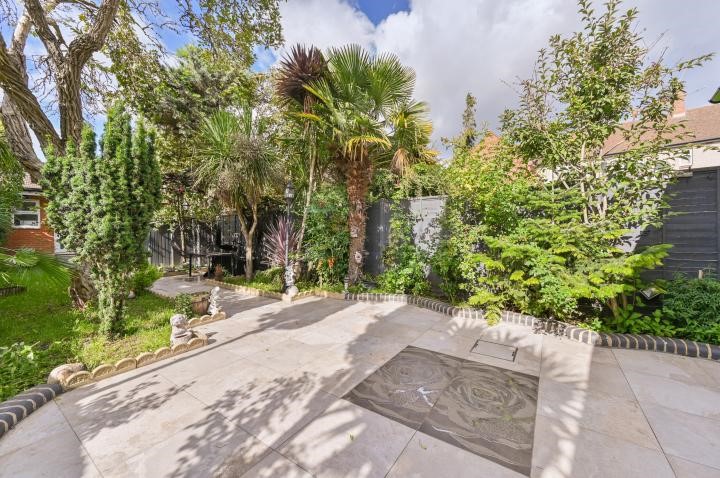 1 Cherry Garth, Brentford, TW8