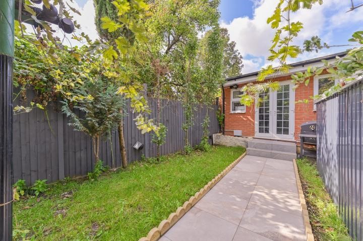 1 Cherry Garth, Brentford, TW8