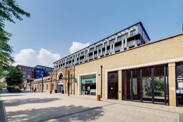 516 West Carriage House, Royal Carriage Mews, London, SE18 6GB 1/14