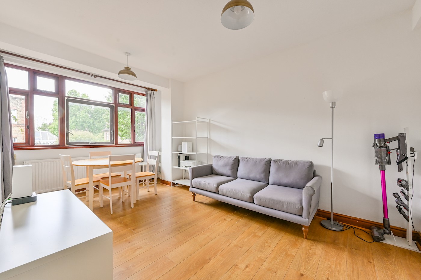 Bright and Well Proportioned One Bedroom Flat