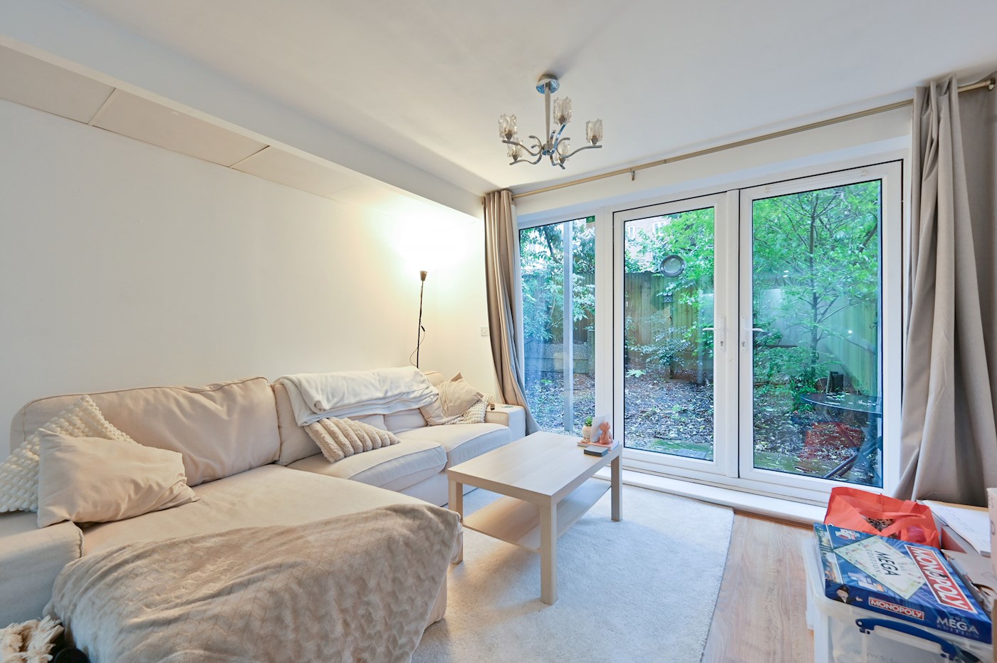 Modern One Bed Ground Floor Flat with Private Garden