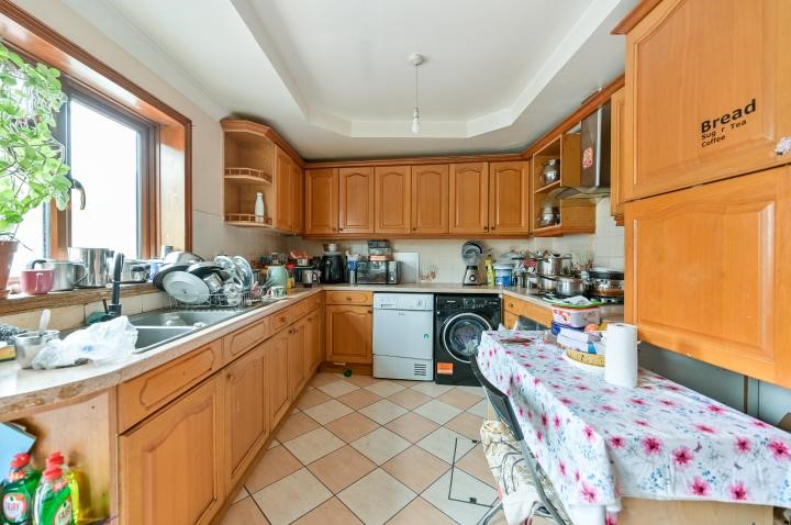 Three Bedroom End-of-Terrace House