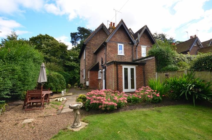 1 St Marys Cottages, Perry Hill, Worplesdon, Guildford, Surrey, GU3