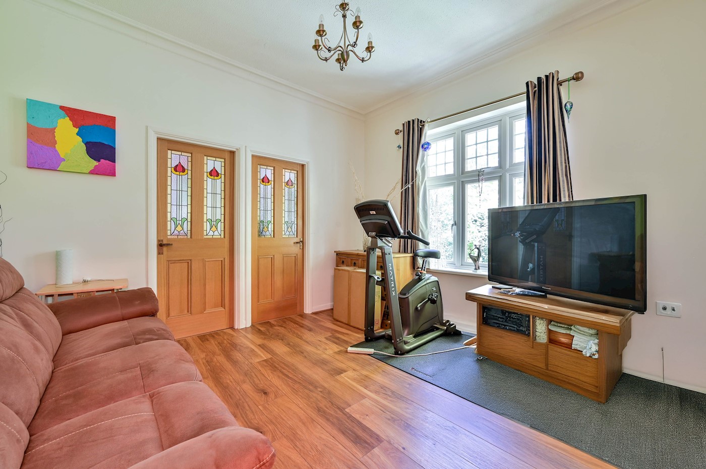 One-Bedroom Period Conversion Flat with Communal Gardens and Parking