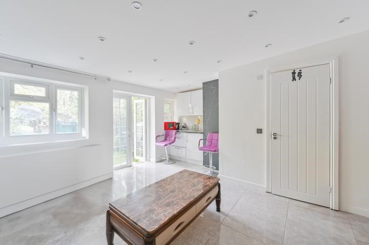 1 Cherry Garth, Brentford, TW8