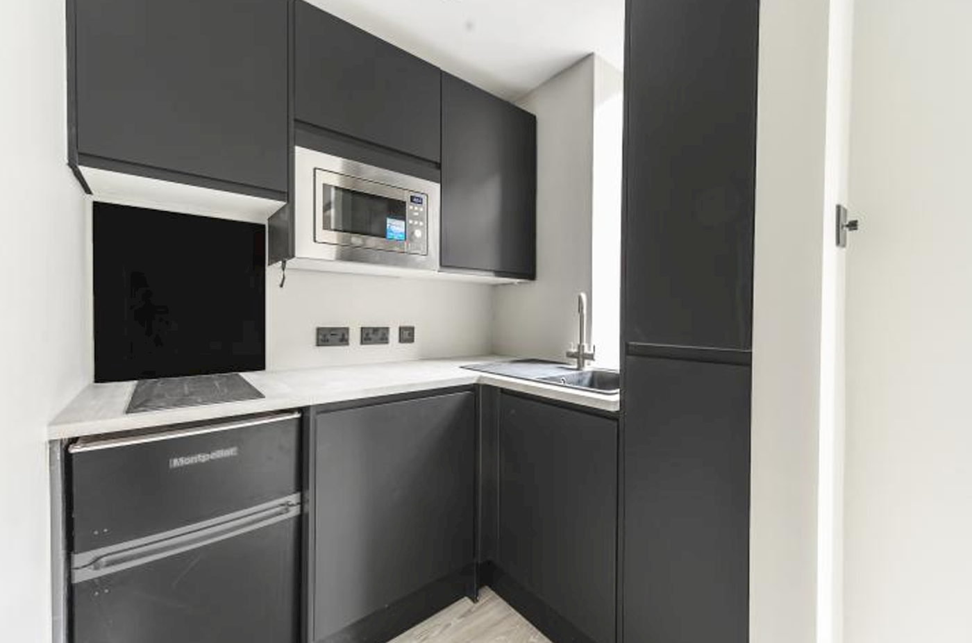 First Floor Studio Apartment in Chelsea Cloisters