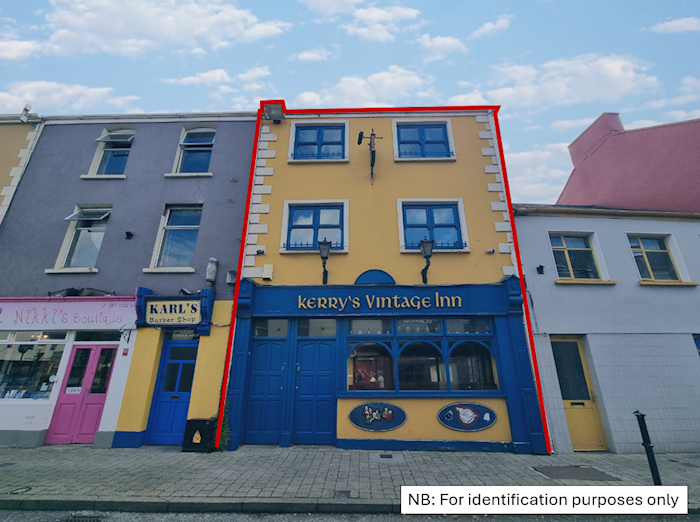 Former public house at Upper Bridge Street, Killorglin, Co. Kerry, Irlanda